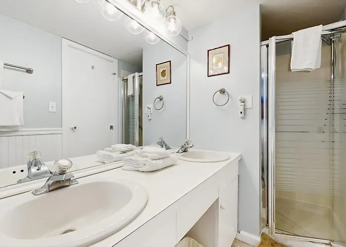 Oceanfront With A Shaded Balcony Ac Wifi Laundry & Shared Pool Holiday home